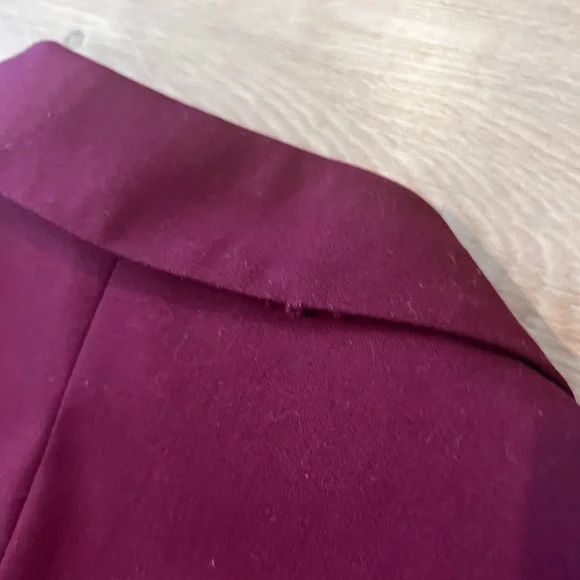 Luxurious Red Suit with Notched Lapel and Textured Fabric - Picture 5 of 10